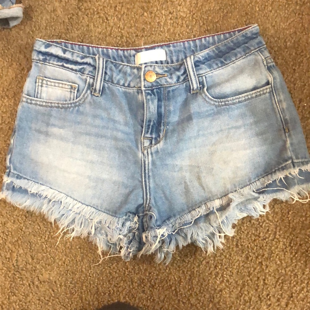 VESTIQUE BLUE JEAN SHORTS WITH DISTRESS TRIM AT BOTTOM